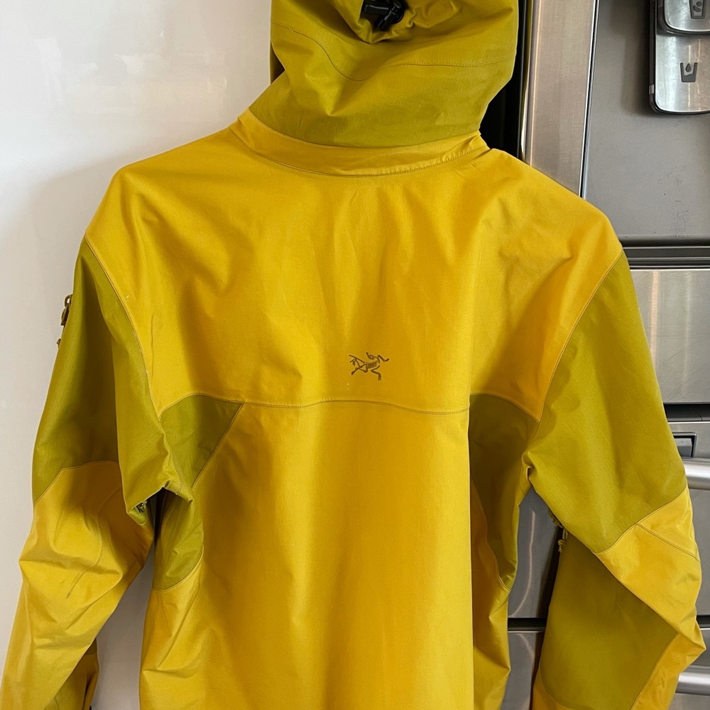 Very lightly used Women’s Arcteryx Shell,appears to be Alpha SR but not sure